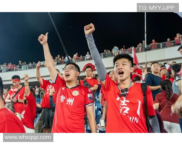 足球明星双手表情展现激情与魅力引领球迷热潮